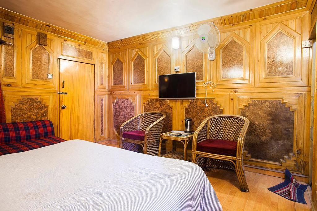 Hotel New Bharat Бхімтал Екстер'єр фото